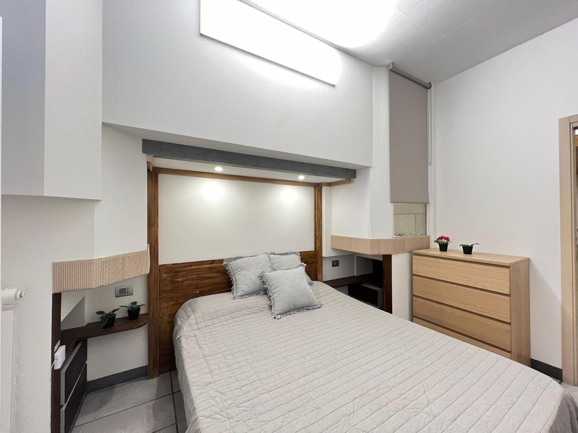 "R&P Apartment", Short Term Stay, Elegant Design, Bisceglie Metro Station, Easy For San Siro And Fiera Milano, Free Parking Bagian luar foto